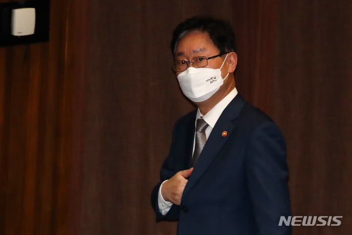 [서울=뉴시스] 최진석 기자 = 박범계 법무부 장관이 28일 국회 본회의장에서 열린 본회의에서 '검수완박' 법안 저지를 위한 필리버스터(무제한 토론)가 끝난 뒤 본회의장을 나서고 있다. (공동취재사진) 2022.04.28. photo@newsis.com