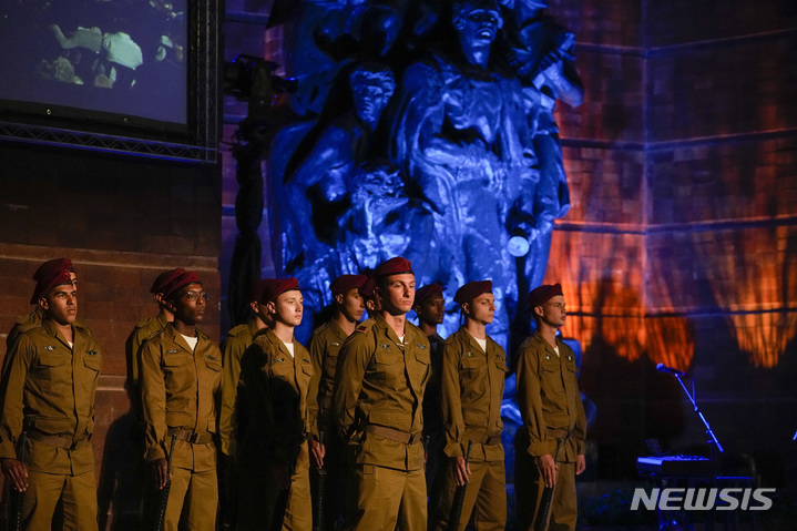 [예루살렘=AP/뉴시스]&nbsp; 이스라엘 예루살렘의 야드 바솀 홀로코스트 추모 박물관에서 이스라엘 군인들이 홀로코스트 희생자 추모 행사에 참석하고 있다.&nbsp; 4월 23일 일몰 시부터 24일 저녁까지 이어지는 이 행사는 나치독일과 그 협력자들이 학살한 600만 명의 유대인 희생자들을 추모하며 헌화하는 정부 공식 행사이다.&nbsp; 2025.04.24.