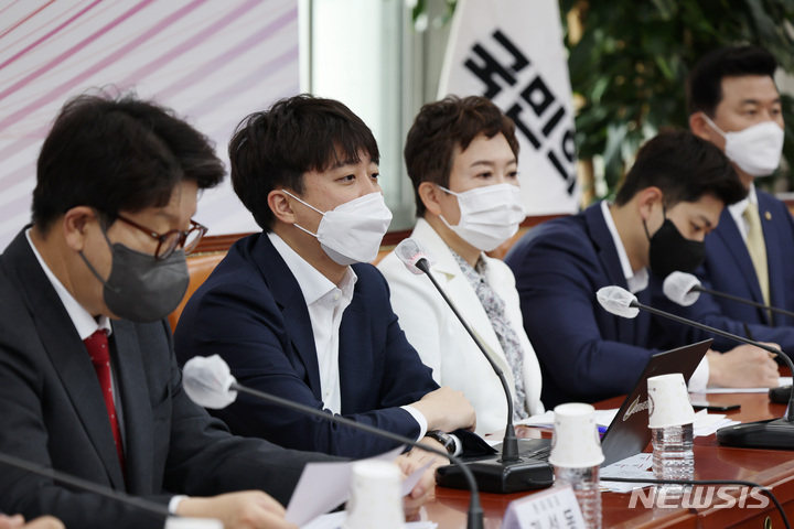 [서울=뉴시스] 고범준 기자 = 이준석 국민의힘 대표가 28일 서울 여의도 국회에서 열린 최고위원회의에 참석해 발언을 하고 있다. (공동취재사진) 2022.04.28. photo@newsis.com