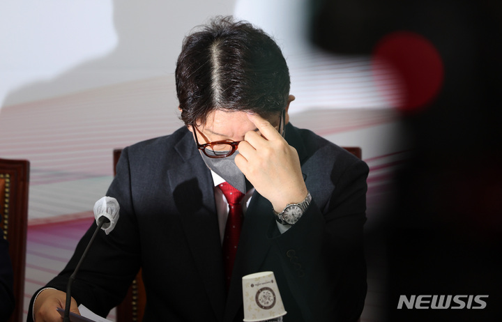 [서울=뉴시스] 고범준 기자 = 권성동 국민의힘 원내대표가 28일 서울 여의도 국회에서 열린 최고위원회의에 참석해 회의 도중 자료를 확인하고 있다. (공동취재사진) 2022.04.28. photo@newsis.com