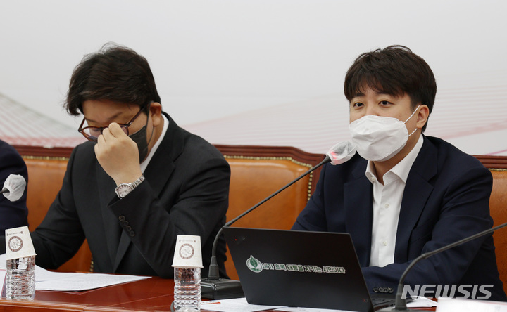 [서울=뉴시스] 고범준 기자 = 이준석 국민의힘 대표가 28일 서울 여의도 국회에서 열린 최고위원회의에 참석해 발언을 하고 있다. (공동취재사진) 2022.04.28. photo@newsis.com