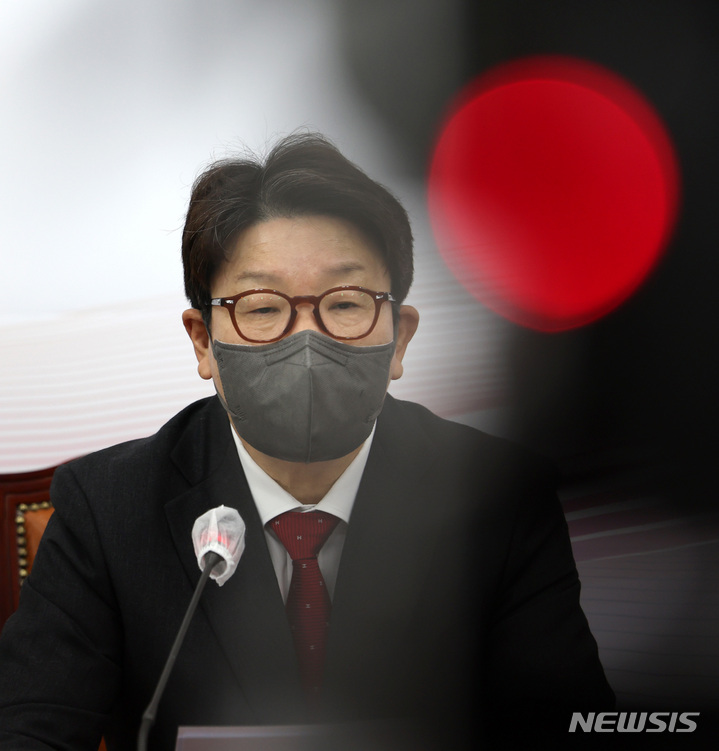 [서울=뉴시스] 고범준 기자 = 권성동 국민의힘 원내대표가 28일 서울 여의도 국회에서 열린 최고위원회의에 참석해 발언을 하고 있다. (공동취재사진) 2022.04.28. photo@newsis.com