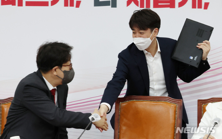 [서울=뉴시스] 고범준 기자 = 이준석 국민의힘 대표가 28일 서울 여의도 국회에서 열린 최고위원회의에 참석해 권성동 원내대표와 인사를 나누고 있다. (공동취재사진) 2022.04.28. photo@newsis.com