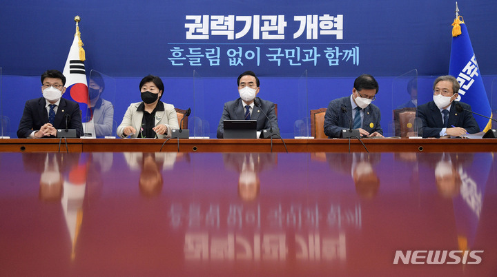 [서울=뉴시스] 김선웅 기자 = 박홍근 더불어민주당 원내대표가 28일 오전 서울 여의도 국회에서 열린 정책조정회의에 참석해 모두발언을 하고 있다. (공동취재사진) 2022.04.28. photo@newsis.com