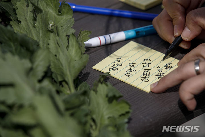 [서울=뉴시스] 지난 2022년 4월 28일 입양한 16개월 여아 정인이를 학대 끝에 숨지게 한 혐의를 받는 양모의 대법원 선고를 앞둔 서울 서초구 대법원 앞에서 대한아동학대방지협회 관계자들이 정인이에게 보내는 메세지를 적고 있다. (사진=뉴시스DB). photo@newsis.com