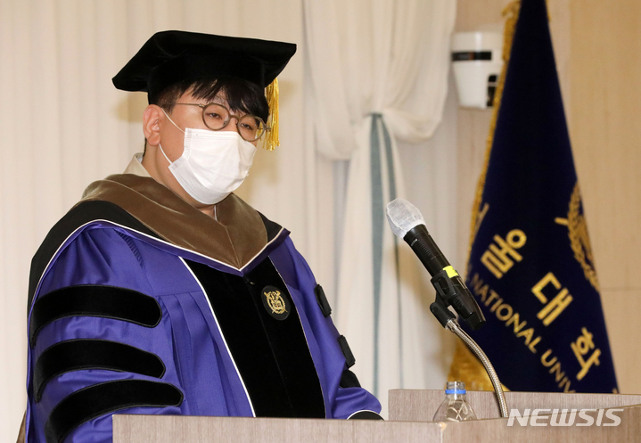 [서울=뉴시스] 조성우 기자 = 방시혁 하이브 의장이 28일 오전 서울 관악구 서울대학교 교수회관에서 열린 명예박사 학위수여식에서 답사를 하고 있다. (공동취재사진) 2022.04.28. photo@newsis.com