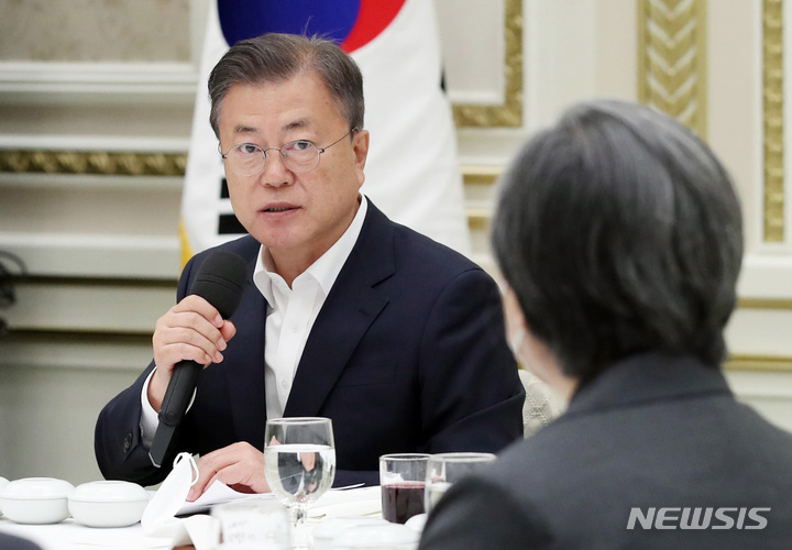 [서울=뉴시스] 김진아 기자 = 문재인 대통령이 28일 오전 청와대 영빈관에서 열린 코로나19 방역 관계자 격려 오찬에서 발언하고 있다. 2022.04.28. bluesoda@newsis.com