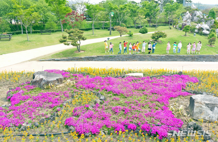 [함평=뉴시스] 류형근 기자 = '함평나비! 희망의 날개를 펴다' 주제의 제24회 함평 나비대축제 개막을 하루 앞둔 28일 오전 전남 함평군 함평엑스포공원에서 어린이들이 즐거운 시간을 보내고 있다. 3년만에 열리는 함평나비대축제는 29일부터 5월8일까지 열흘 간 펼쳐진다. 2022.04.28. hgryu77@newsis.com