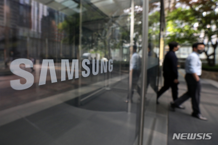 [서울=뉴시스] 조성우 기자 = 삼성전자가 올해 1분기 매출 77조7815억원, 영업이익 14조1214억원의 실적을 기록했다고 28일 발표했다. 사진은 28일 오후 서울 서초구 삼성전자 서초사옥. 2022.04.28. xconfind@newsis.com