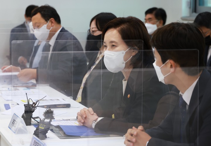 [서울=뉴시스] 유은혜 사회부총리 겸 교육부 장관이 지난 28일 학교 일상회복 준비 현장 점검을 위해 서울 강동구 강빛초중학교를 방문해 관계자들과 대화를 하고 있다. (사진=교육부 제공) 2022.04.29. photo@newsis.com *재판매 및 DB 금지