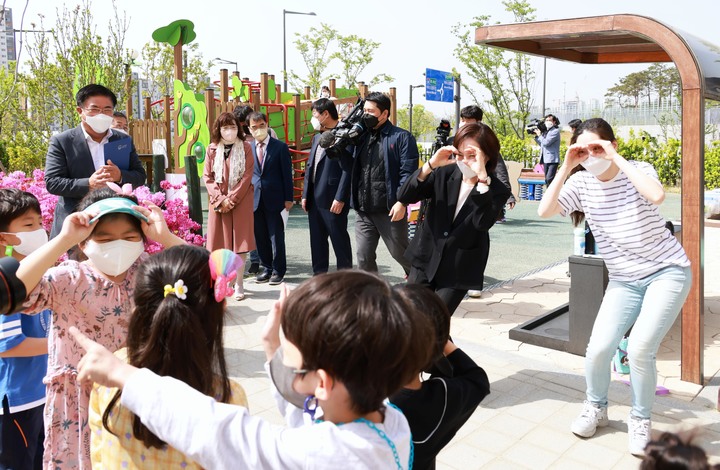 [서울=뉴시스] 유은혜 사회부총리 겸 교육부 장관이 지난 28일 학교 일상회복 준비 현장 점검을 위해 서울 강동구 강빛초중학교를 방문해 학생들과 대화를 하고 있다. (사진=교육부 제공) 2022.04.29. photo@newsis.com *재판매 및 DB 금지