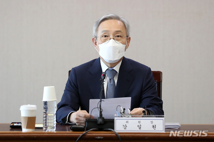 [서울=뉴시스] 정병혁 기자 = 강일원 검찰인권위원회 위원장(전 헌법재판관)이 지난달 28일 오후 서울 서초구 대검찰청에서 열린 검찰인권위원회 제5차 회의에서 인사말을 하고 있다. (공동취재사진) 2022.04.28. photo@newsis.com
