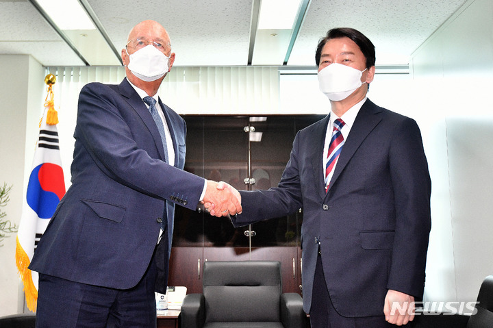 [서울=뉴시스] 인수위사진기자단 = 안철수 인수위원장이 28일 서울 종로구 통의동 인수위에서 클라우스 슈밥 세계경제포럼 회장과 만나 악수하고 있다. 2022.04.28. photo@newsis.com