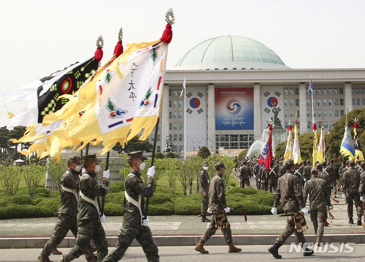 [서울=뉴시스] 김선웅 기자 = 국방부 의장대가 28일 오후 서울 여의도 국회에서 윤석열 대통령 취임식 예행연습을 하고 있다. (공동취재사진) 2022.04.28. photo@newsis.com