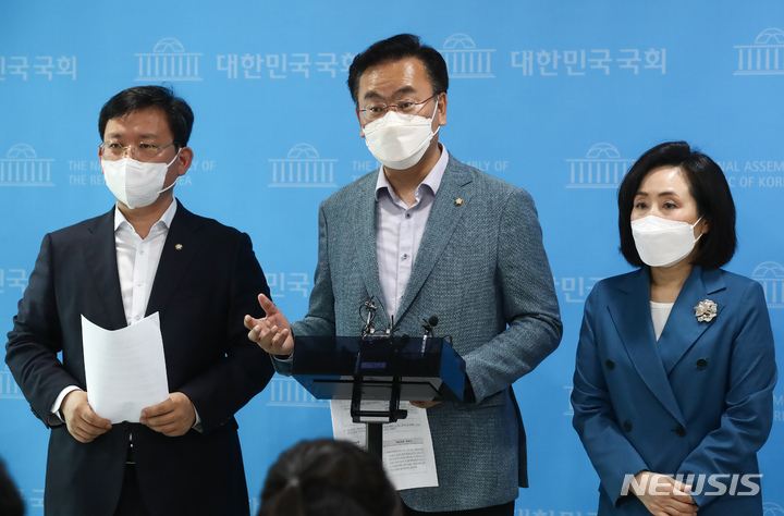 [서울=뉴시스] 최진석 기자 = 국회 법제사법위원회 유상범(가운데) 국민의힘 법사위 간사가 지난 28일 국회 소통관에서 '검수완박'법에 대한 헌법재판소의 공정한 결정을 촉구하는 성명서 발표를 마친 뒤 취재진의 질문을 받고 있다. (공동취재사진) 2022.04.28. photo@newsis.com