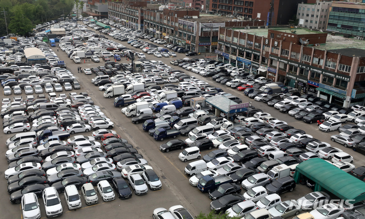 [서울=뉴시스] 조성우 기자 = 현대자동차·기아의 중고차시장 진출 관련 사업 조정 건에 대한 중소기업사업조정심의회가 열린 28일 오후 서울 성동구 장안평중고차매매시장에 차량들이 주차되어 있다. 2022.04.28. xconfind@newsis.com