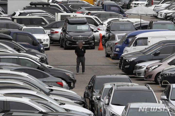 [서울=뉴시스] 조성우 기자 = 현대자동차·기아의 중고차시장 진출 관련 사업 조정 건에 대한 중소기업사업조정심의회가 열린 28일 오후 서울 성동구 장안평중고차매매시장에 차량들이 주차되어 있다. 2022.04.28. xconfind@newsis.com