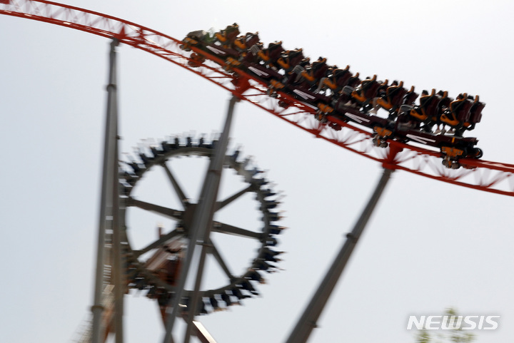 [부산=뉴시스] 하경민 기자 = 부산 기장군 '롯데월드 어드벤처 부산'을 방문한 시민들이 아찔한 놀이기구를 타고 있다. 롯데월드 부산은 15만8000㎡ 규모에 '동화 속 왕국'을 주제로 한 6개 테마존과 17종의 탑승·관람 시설을 갖추고 있다. 2022.04.28. yulnetphoto@newsis.com