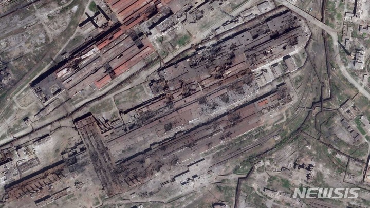 [마리우폴=AP/뉴시스] 플래닛 랩스 PBC가 제공한 위성 사진에 지난 27일(현지시간) 우크라이나 마리우폴 아조우스탈 제철소 피해 상황이 보인다. 2022.04.30.