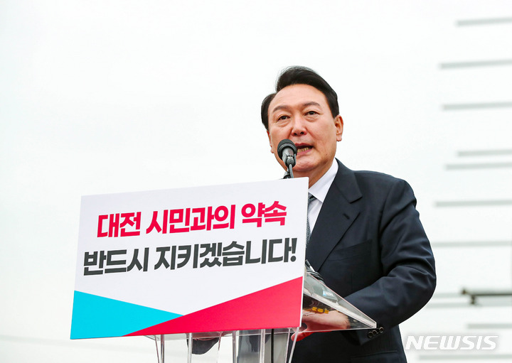 [대전=뉴시스] 인수위사진기자단 = 윤석열 대통령 당선인이 28일 오후 대전광역시 중앙시장을 방문해 인사말을 하고 있다. 2022.04.28. photo@newsis.com