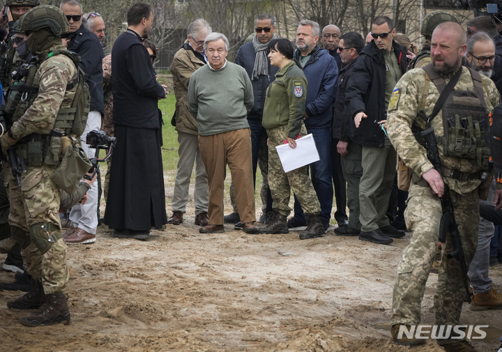 [부차=AP/뉴시스] 안토니우 구테흐스 유엔 사무총장(가운데)이 4월 28일 우크라이나 키이우 외곽 부차의 집단 묘지를 방문해 현지 관계자들과 얘기를 나누고 있다. 2022.04.28.
