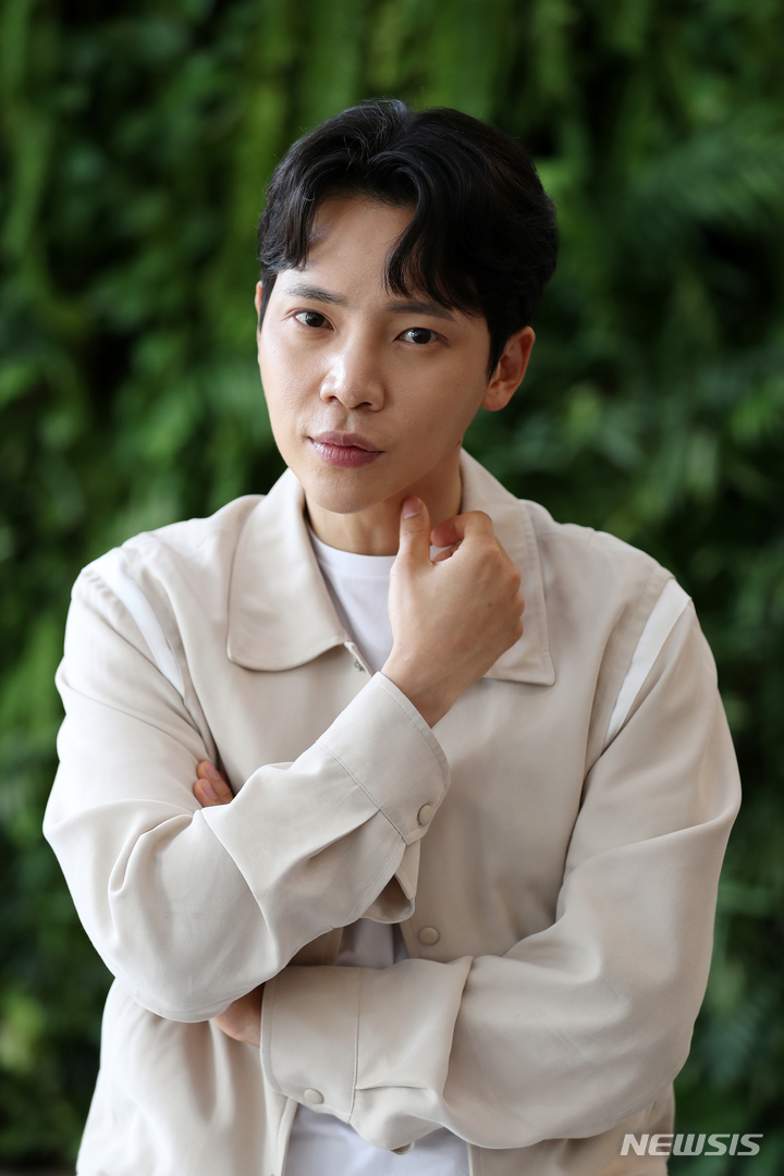 [서울=뉴시스] 박진희 기자 = tvN 월화드라마 '군검사 도베르만' 출연 배우 고건한이 지난달 28일 서울 중구 뉴시스 본사에서 인터뷰를 마치고 사진 촬영을 하고 있다. 배우 고건한은 드라마에서 4사단 군법무실 소속 군수사관 윤상기 수사계장(중사) 역을 맡아 열연을 했다. 2022.05.03. pak7130@newsis.com