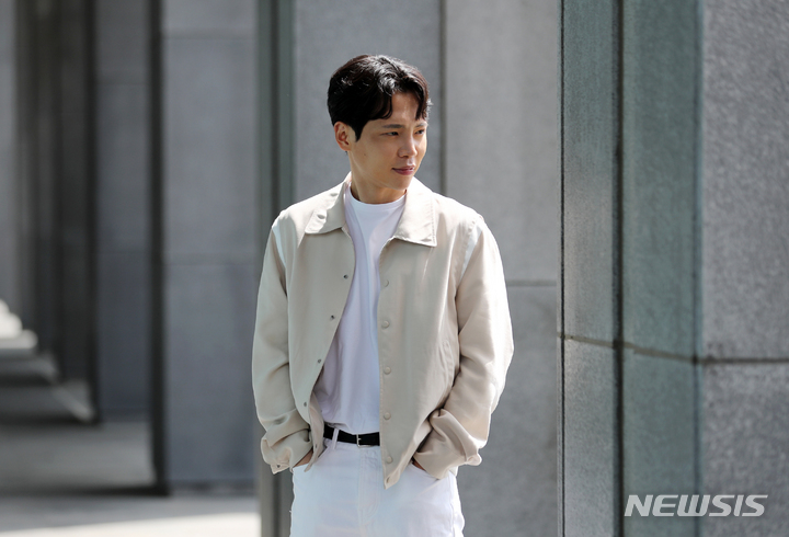 [서울=뉴시스] 박진희 기자 = tvN 월화드라마 '군검사 도베르만' 출연 배우 고건한이 지난달 28일 서울 중구 뉴시스 본사에서 인터뷰를 마치고 사진 촬영을 하고 있다. 배우 고건한은 드라마에서 4사단 군법무실 소속 군수사관 윤상기 수사계장(중사) 역을 맡아 열연을 했다. 2022.05.03. pak7130@newsis.com