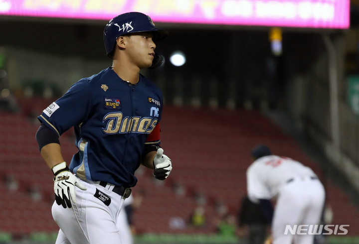 [서울=뉴시스] 고승민 기자 = 28일 서울 잠실야구장에서 열린 2022 KBO 리그 NC다이노스 대 두산 베어스 경기, 3회초 NC 공격 2사 1,3루 상황 7번타자 박준영이 쓰리런 홈런을 치고 홈으로 향하고 있다. 2022.04.28. kkssmm99@newsis.com