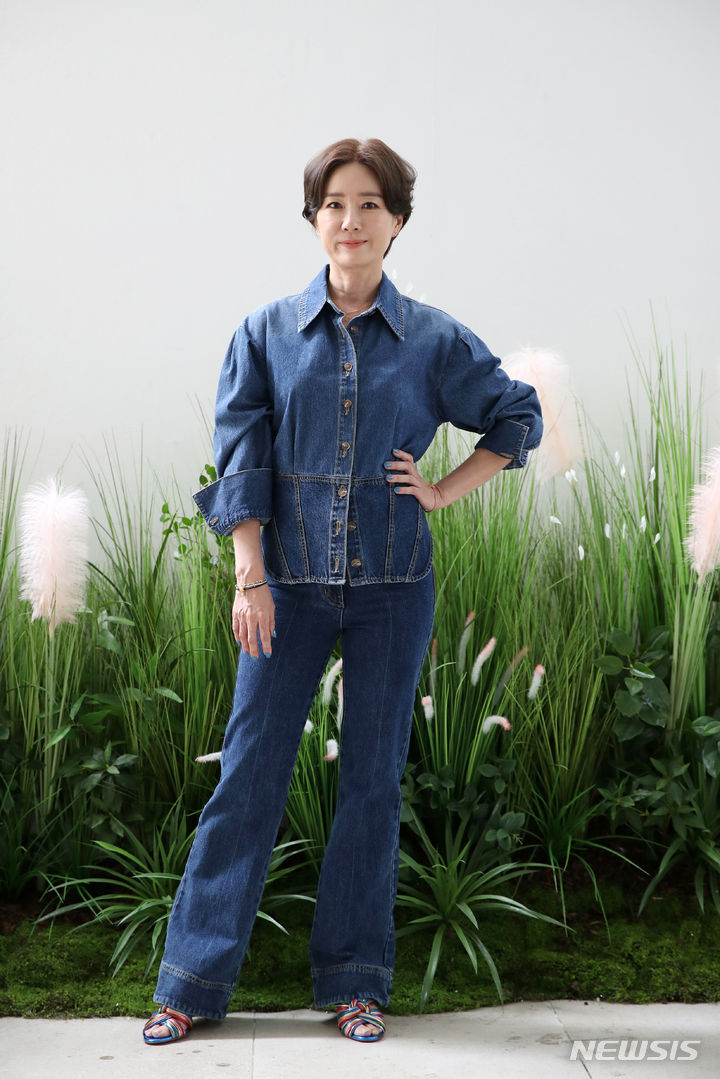 [서울=뉴시스] 조성우 기자 = 드라마 '군검사 도베르만'에 출연한 배우 오연수가 지난 28일 서울 강남구 한 카페에서 뉴시스와 인터뷰에 앞서 포즈를 취하고 있다. 2022.04.29. xconfind@newsis.com