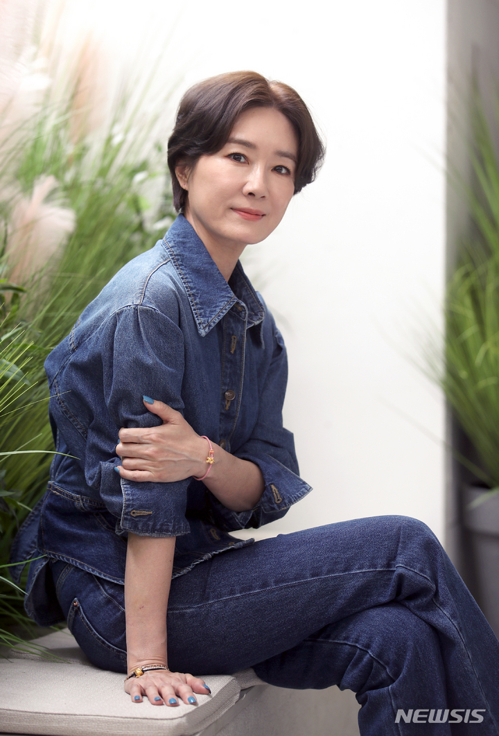 [서울=뉴시스] 조성우 기자 = 드라마 '군검사 도베르만'에 출연한 배우 오연수가 지난 28일 서울 강남구 한 카페에서 뉴시스와 인터뷰에 앞서 포즈를 취하고 있다. 2022.04.29. xconfind@newsis.com