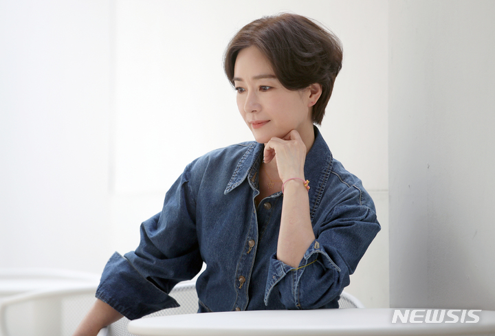 [서울=뉴시스] 조성우 기자 = 드라마 '군검사 도베르만'에 출연한 배우 오연수가 지난 28일 서울 강남구 한 카페에서 뉴시스와 인터뷰에 앞서 포즈를 취하고 있다. 2022.04.29. xconfind@newsis.com