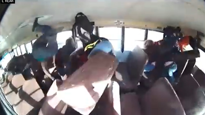 지난 2월 23일 미국 뉴멕시코주 앨버커키에서 스포츠카가 스쿨버스를 들이받아 내부에 있던 학생들이 나뒹구는 모습. 출처: Albuquerque Police Department *재판매 및 DB 금지