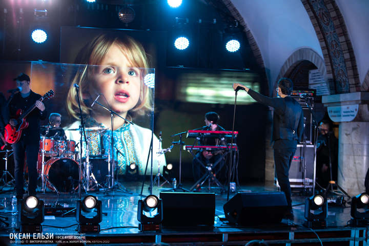 [서울=뉴시스] 지난 24일 키이우 지하철역에서 열린 자선 콘서트에서 레너드 부시가 우크라이나 록밴드 오키안 엘지의 노래 'Not Your War'를 부르는 모습. (사진=우크라이나 월드 트위터 갈무리) 2022.04.29. *재판매 및 DB 금지