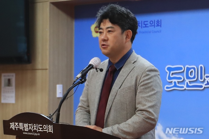 [제주=뉴시스] 양영전 기자 = 부상일 변호사가 지난달 29일 오후 제주도의회 도민카페에서 기자회견을 6·1 지방선거와 함께 치러질 가능성이 높은 제주시을 보궐선거 출마를 선언하고 있다. 2022.04.29. 0jeoni@newsis.com