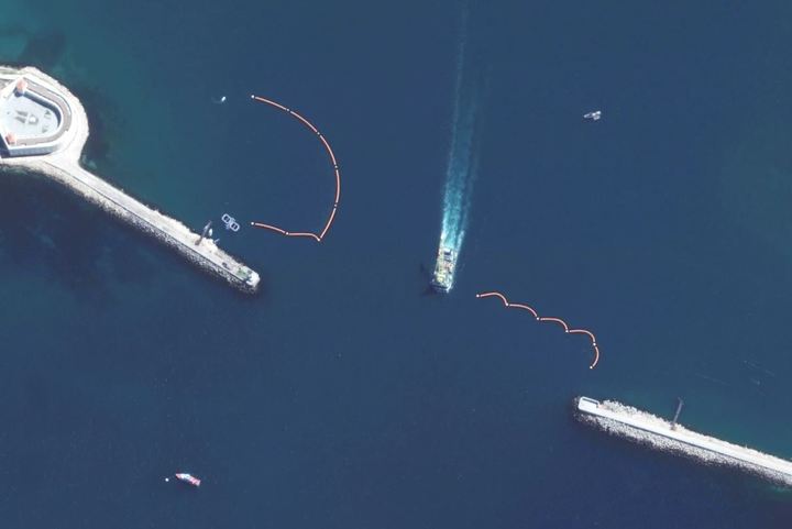 28일(현지시간) 러시아군은 흑해 해군기지가 있는 세바스토폴항구 입구에 두 우리의 훈련된 돌고래를 배치한 것으로 미 해군연구소가 공개한 위성사진에서 드러났다. 출처: 막사 테크놀로지 *재판매 및 DB 금지