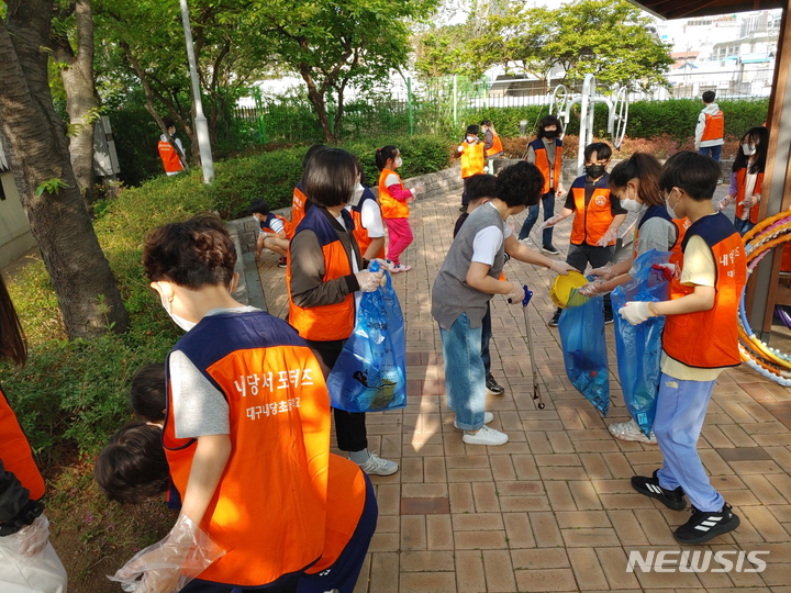 [대구=뉴시스]김정화 기자 = 대구시 달서구는 아침 등교 시간 내당초등학교 학생들과 함께 통학로 주변 및 능금공원 일대를 조깅하며 청소하는 플로깅 활동을 했다. (사진 = 대구시 달서구 제공) 2022.04.29. photo@newsis.com