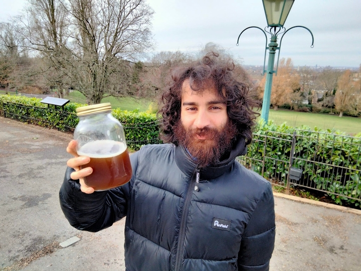 [서울=뉴시스] 영국의 해리 마타딘이 자신의 소변이 담긴 유리병을 들고 있는 모습 (사진=해리 마타딘 페이스북 갈무리) 2022.04.29. *재판매 및 DB 금지