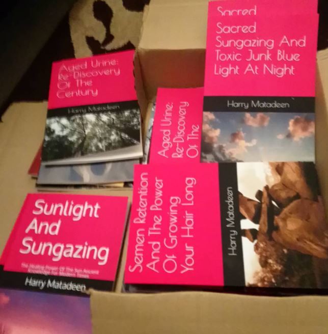 [서울=뉴시스] 영국의 해리 마타딘이 자체 출판한 책들 (사진=해리 마타딘 페이스북 갈무리) 2022.04.29. *재판매 및 DB 금지