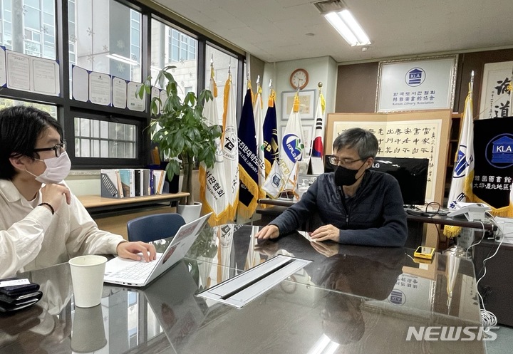[서울=뉴시스] 신재우 기자 = 29일 서울 서초구 한국도서관협회에서 남영준 한국도서관협회장이 인터뷰하고 있다. 2022.04.30. shin2roo@newsis.com
