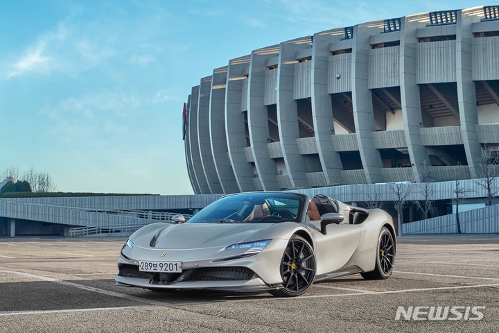 [서울=뉴시스]페라리의 새 소셜미디어(SNS) 캠페인 '한국속에서(署)'.(사진=FMK 제공) 2022.4.29 photo@newsis.com