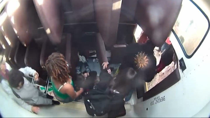 지난 2월 23일 미국 뉴멕시코주 앨버커키에서 발생한 스쿨버스 사고 당시 옆으로 넘어진 버스 안에서 비상문을 통해 탈출하는 학생들. 출처: Albuquerque Police Department *재판매 및 DB 금지