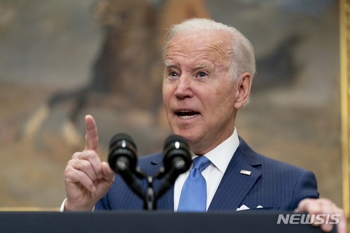 [워싱턴=AP/뉴시스] 조 바이든 미국 대통령이 28일(현지시간) 백악관 루스벨트룸에서 우크라이나 전쟁에 관해 연설하고 있다. 바이든 대통령은 우크라이나에 대한 330억 달러(약 42조 원) 규모의 추가 지원 계획을 밝히고 의회에 관련 예산을 요청했다. 2022.04.29.