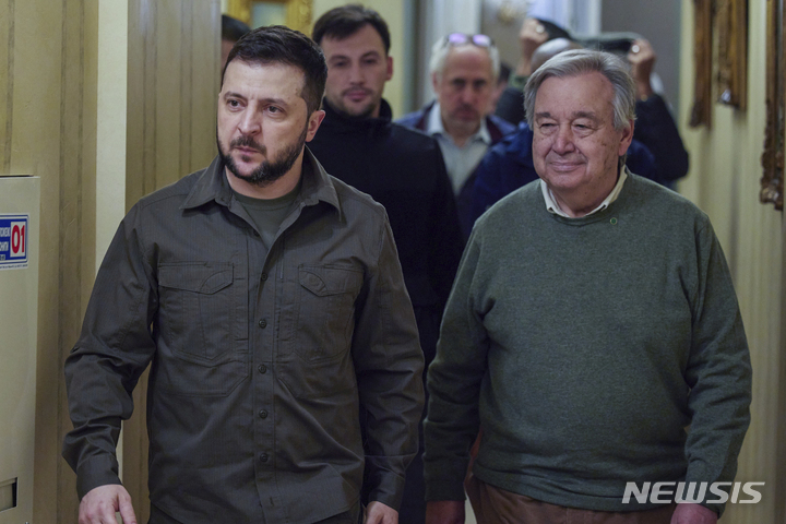 [키이우=AP/뉴시스] 볼로디미르 젤렌스키(왼쪽) 우크라이나 대통령이 4월 28일(현지시간) 키이우에서 안토니우 구테흐스 유엔사무총장과 회담했다. 2022.04.29.