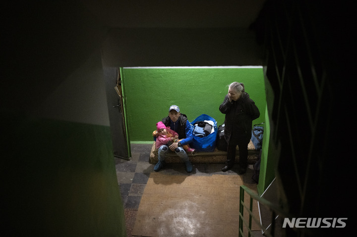 [키이우=AP/뉴시스] 지난 28일(현지시간) 우크라이나 키이우의 한 주택 건물 지하에 사람들이 대피하고 있다. 2022.04.30.