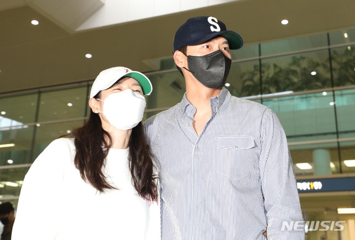 [인천공항=뉴시스] 이영환 기자 = 신혼여행을 마친 배우 현빈과 손예진이 28일 오후 인천국제공항 제2여객터미널을 통해 귀국하고 있다. (공동취재사진) 2022.04.29. photo@newsis.com