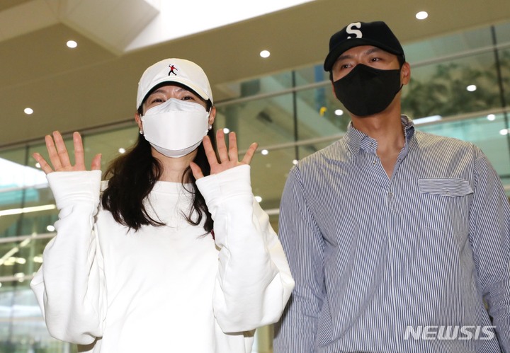 [인천공항=뉴시스] 이영환 기자 = 신혼여행을 마친 배우 현빈과 손예진이 28일 오후 인천국제공항 제2여객터미널을 통해 귀국하고 있다. (공동취재사진) 2022.04.29. photo@newsis.com