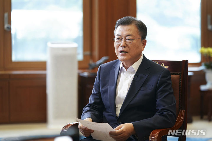 [서울=뉴시스] 문재인 대통령이 지난 26일 청와대 여민관 집무실에서 국민청원 답변 영상촬영을 하고 있다. 문 대통령이 국민청원에 직접 답변하는 것은 지난 4주년 특별답변(2021.8.19.) 이후 두 번째이며, 287번째 청원 답변이다. (사진=청와대 제공) 2022.04.29. photo@newsis.com