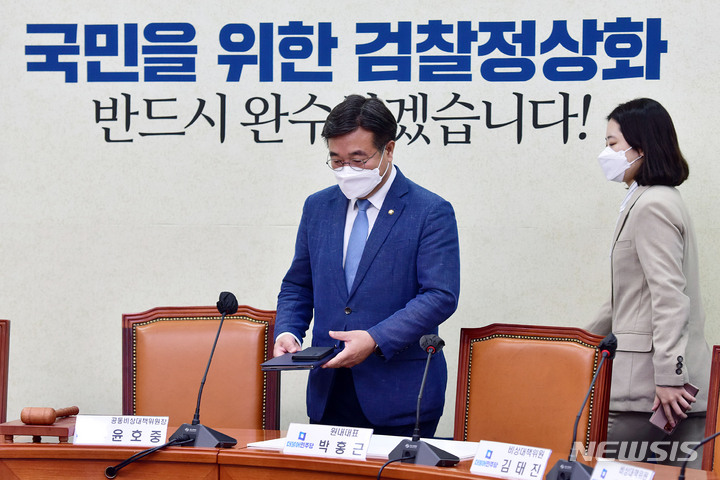 [서울=뉴시스] 최진석 기자 = 박지현(오른쪽), 윤호중 더불어민주당 공동비상대책위원장이 29일 서울 여의도 국회에서 열린 비상대책위원회의에 입장하고 있다. (공동취재사진) 2022.04.29. photo@newsis.com