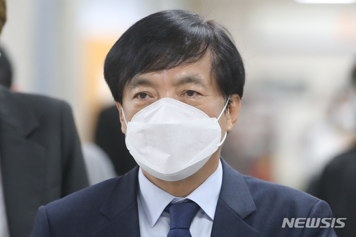 [서울=뉴시스] 권창회 기자 = 이성윤 서울고등검찰청 검사장이 지난 15일 오전 서울 서초구 서울중앙지법에서 김학의 전 차관에 대한 불법출금 수사를 막은 혐의(직권남용권리행사방해) 관련 공판에 출석하기 위해 법정으로 향하고 있다. 2022.04.29. kch0523@newsis.com