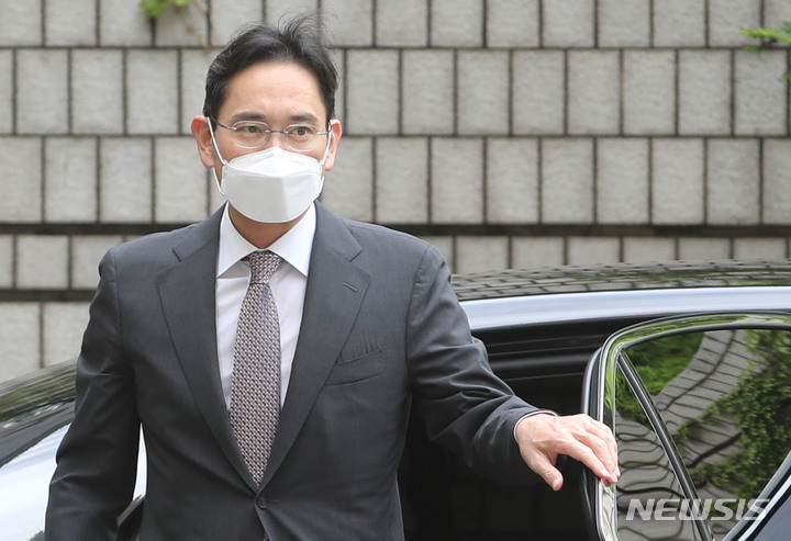 [서울=뉴시스] 권창회 기자 = 이재용 삼성전자 부회장이 29일 오전 서울 서초구 서울중앙지방법원에서 열린 삼성 부당합병 의혹 관련 속행 공판에 출석하고 있다. 2022.04.29. kch0523@newsis.com